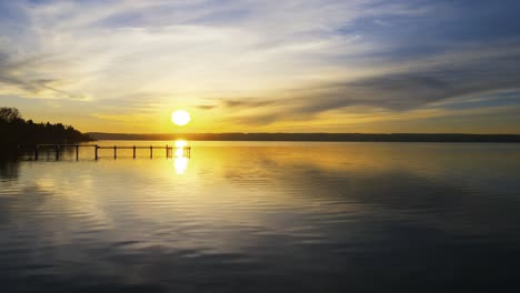 drohnenflug über den ammersee bei münchen bei sonnenuntergang