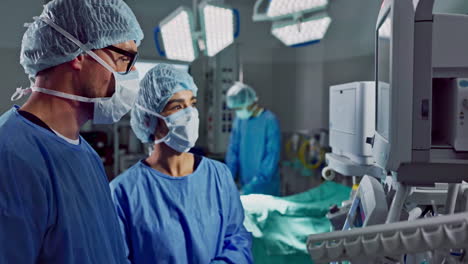 hospital, médico y monitor del paciente para la cirugía