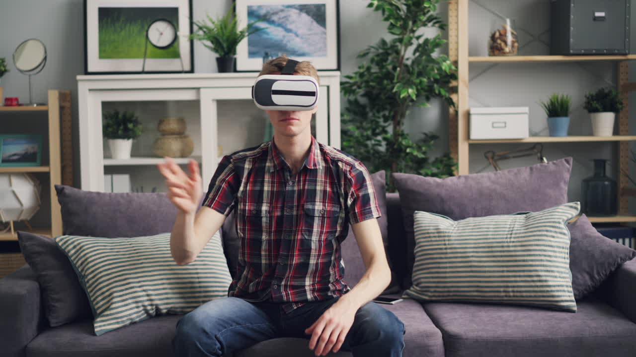 집에서 vr 헤드을 사용하는 남자