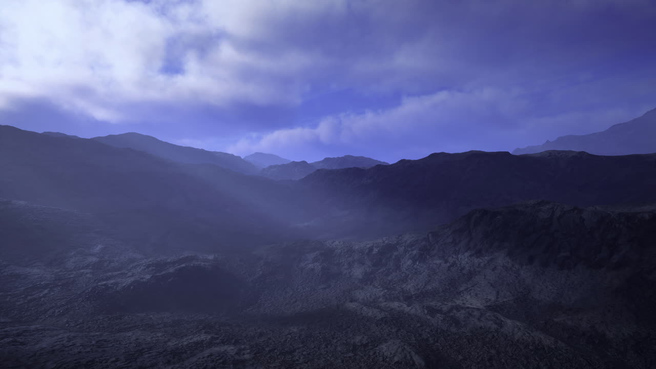 새벽 에 부드럽게 빛나는 하늘 아래 의 안개 가 가득 한 산악 풍경