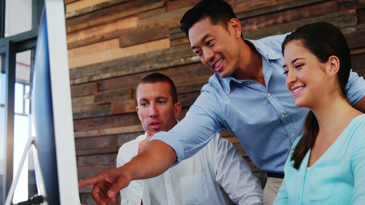 ejecutivos de negocios que trabajan con computadoras