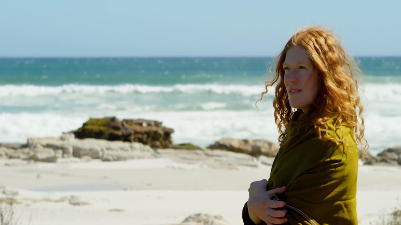 바다를 바라보는 샤울을 입은 아름다운 여성 4k