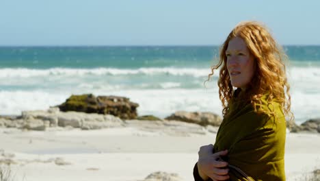 hermosa mujer con chal mirando el mar 4k