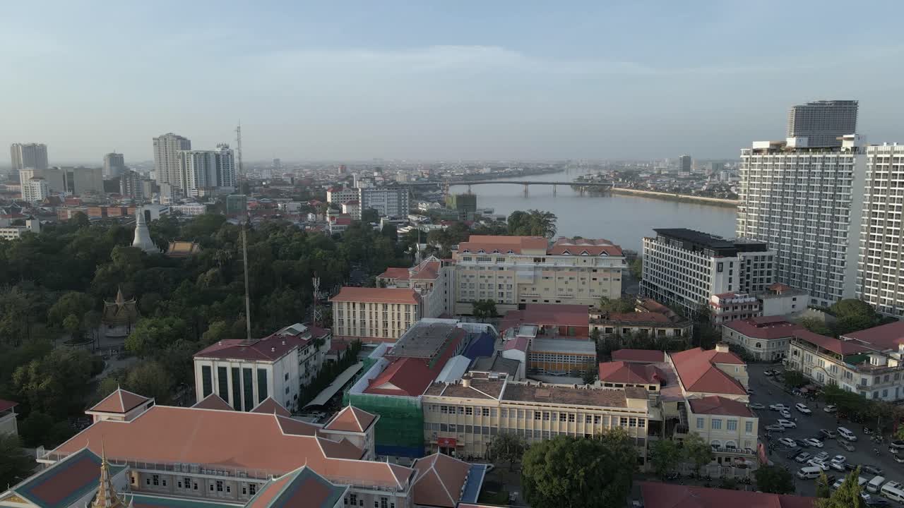 vuelo bajo sobre edificios de oficinas gubernamentales en phnom penh, camboya