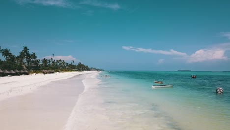 Magnífico-Vuelo-Aéreo-Se-Eleva-Lentamente-Toma-De-Drones-De-Playa-Vacía-Sobre-La-Costa-En-La-Pandemia-De-La-Corona