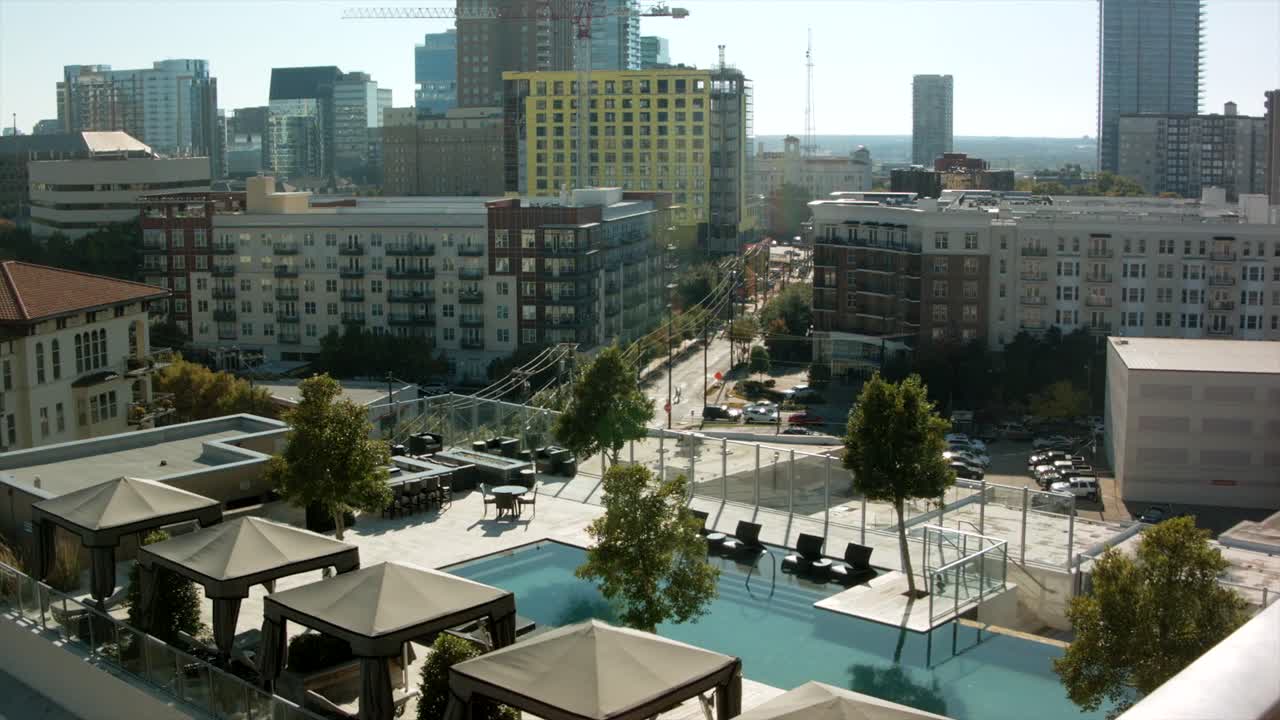 en la ciudad de dallas el lapso de tiempo en un día de verano