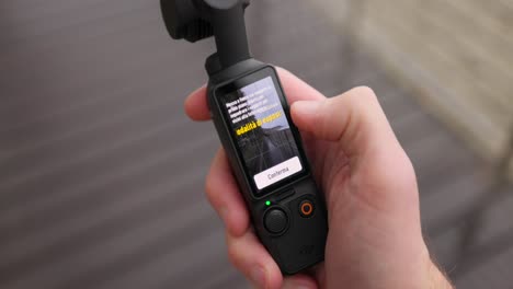 ręka osoby badającej dji osmo kieszonkowy aparat