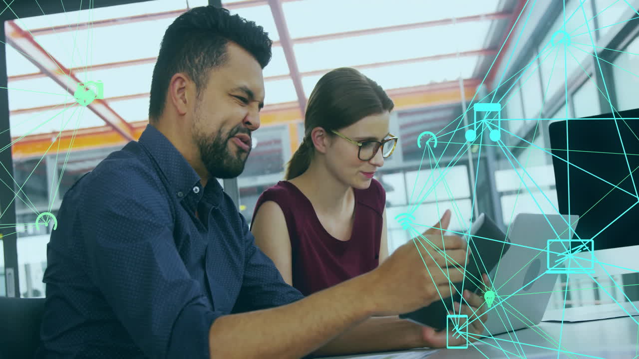 animación de globo de conexiones con íconos sobre diversos empresarios que utilizan dispositivos electrónicos