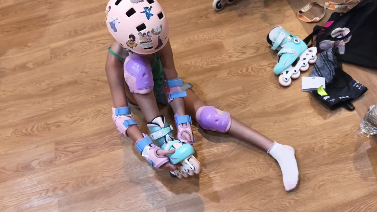 una chica preparándose para patinar.