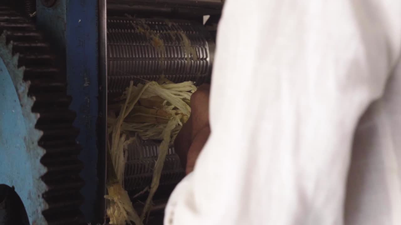 carretera de la estación de goregaon mumbai maharshtra india máquina de jugo de lata de azúcar exprimir la caña de azúcar