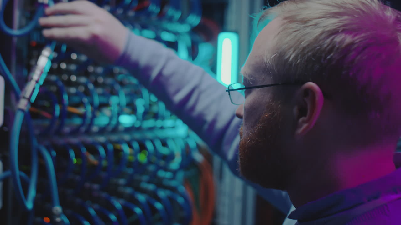 es profesional trabajando en una sala de servidores