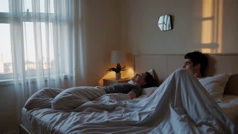 pareja relajándose en la cama