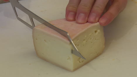 cortando un bloque de queso