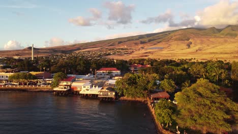 Drohnenaufnahme-Der-Landschaft-An-Der-Küste-Von-Maui,-Strandpromenade,-Natur-Und-Wohngebiet