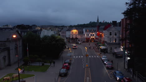 Material-De-Archivo-Descendente-De-La-Calle-En-La-Ciudad-De-Noche.-Carretera-Con-Cruce-De-Peatones-Y-Luces-De-Advertencia-Intermitentes.-Killarney,-Irlanda-En-2021