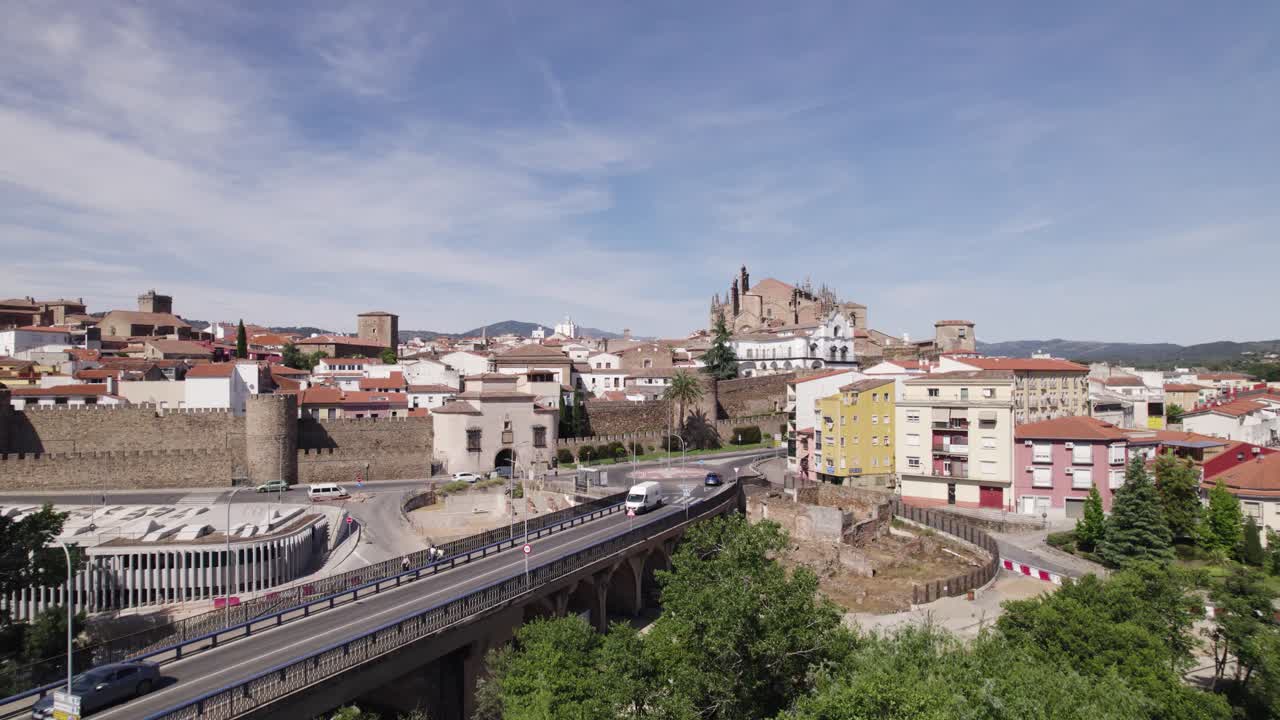 viaducto de sobrevuelo de aviones no tripulados hacia el paisaje urbano de plasencia, españa