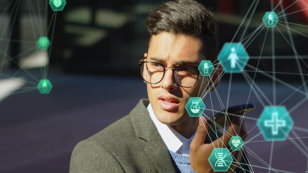 animación de iconos conectados globos sobre hombre biracial usando asistente de voz en teléfono inteligente