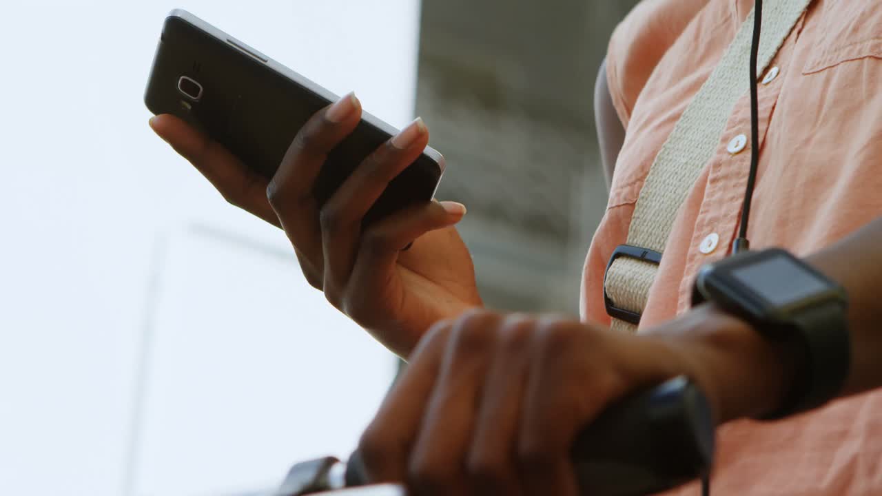 mujer con bicicleta usando teléfono móvil 4k