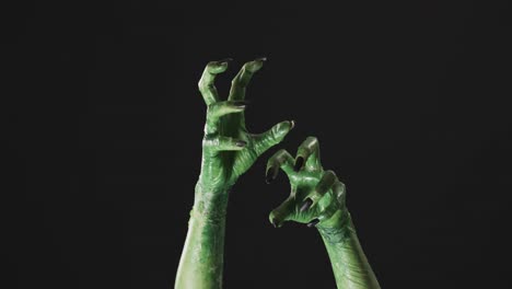 video de las manos del monstruo verde de halloween con espacio de copia en fondo negro