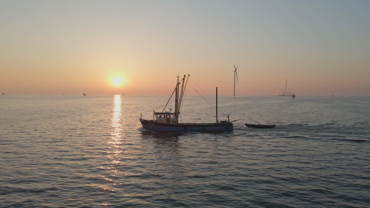 Paesaggio lacustre sereno con barca da pesca alla luce del mattino, vista aerea, Paesi Bassi.