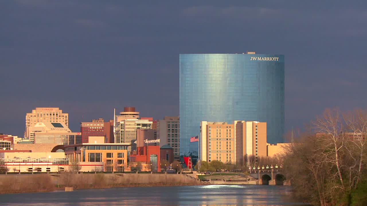 백강 4를 따라 황혼의 인디애나폴리스 시