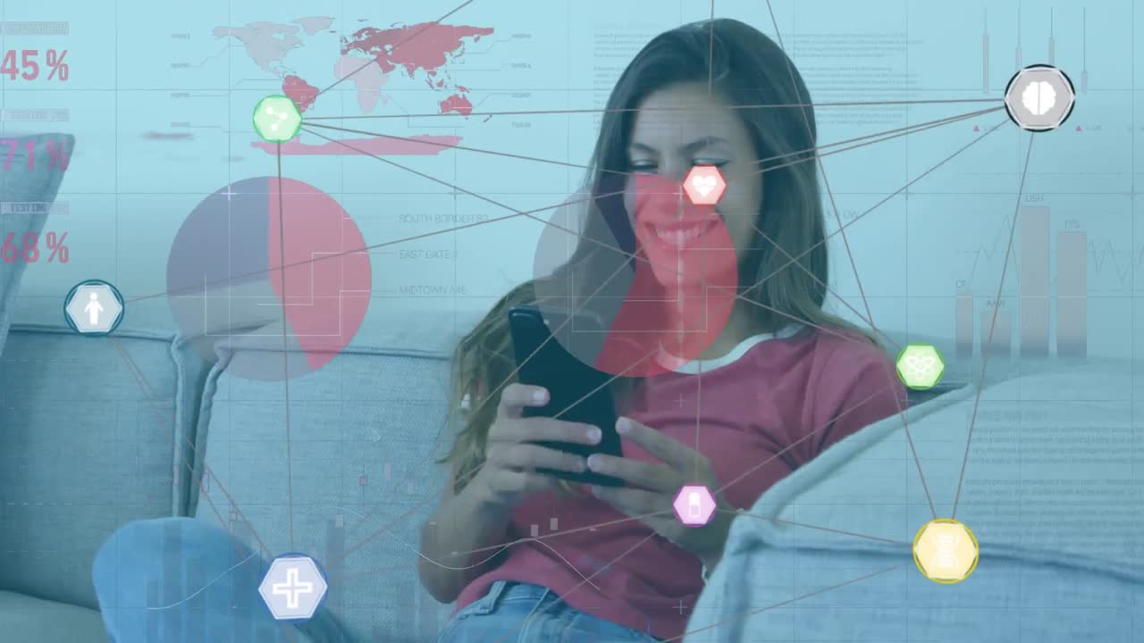 de iconos de conexiones web y procesamiento de datos financieros contra mujeres que usan relojes inteligentes y teléfonos inteligentes