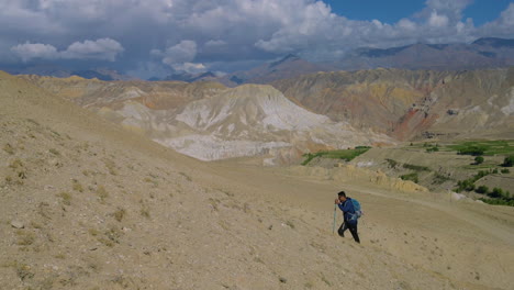 Ein-Männlicher-Tourist-Hat-Mühe,-Auf-Seiner-Wanderung-Zu-Den-Trockenen-Hügeln-Im-Oberen-Teil-Von-Mustang,-Nepal,-Zu-Fuß-Zu-Gehen