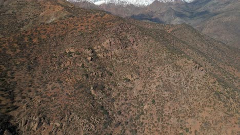 Aerial-View-Dolly-In-Tilt-Up-Of-Morro-Las-Papas-At-San-Carlos-De-Apoquindo-Park-In-Las-Condes,-Santiago,-Chile