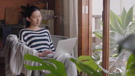 Mujer-Joven-Feliz-Usando-Una-Computadora-Portátil-Trabajando-Desde-Casa-Navegando-En-Línea-Viendo-Entretenimiento-Disfrutando-Relajándose-El-Fin-De-Semana