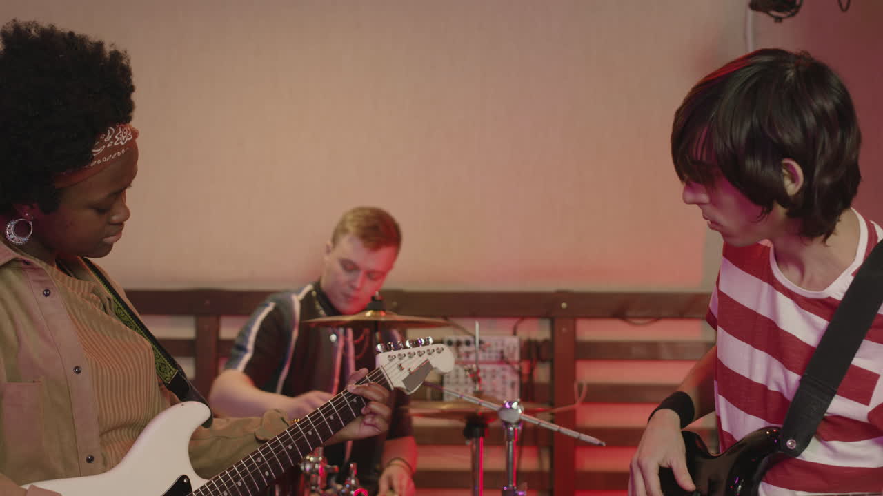 녹음 스튜디오 1에서 리허설하는 다민족 음악 밴드