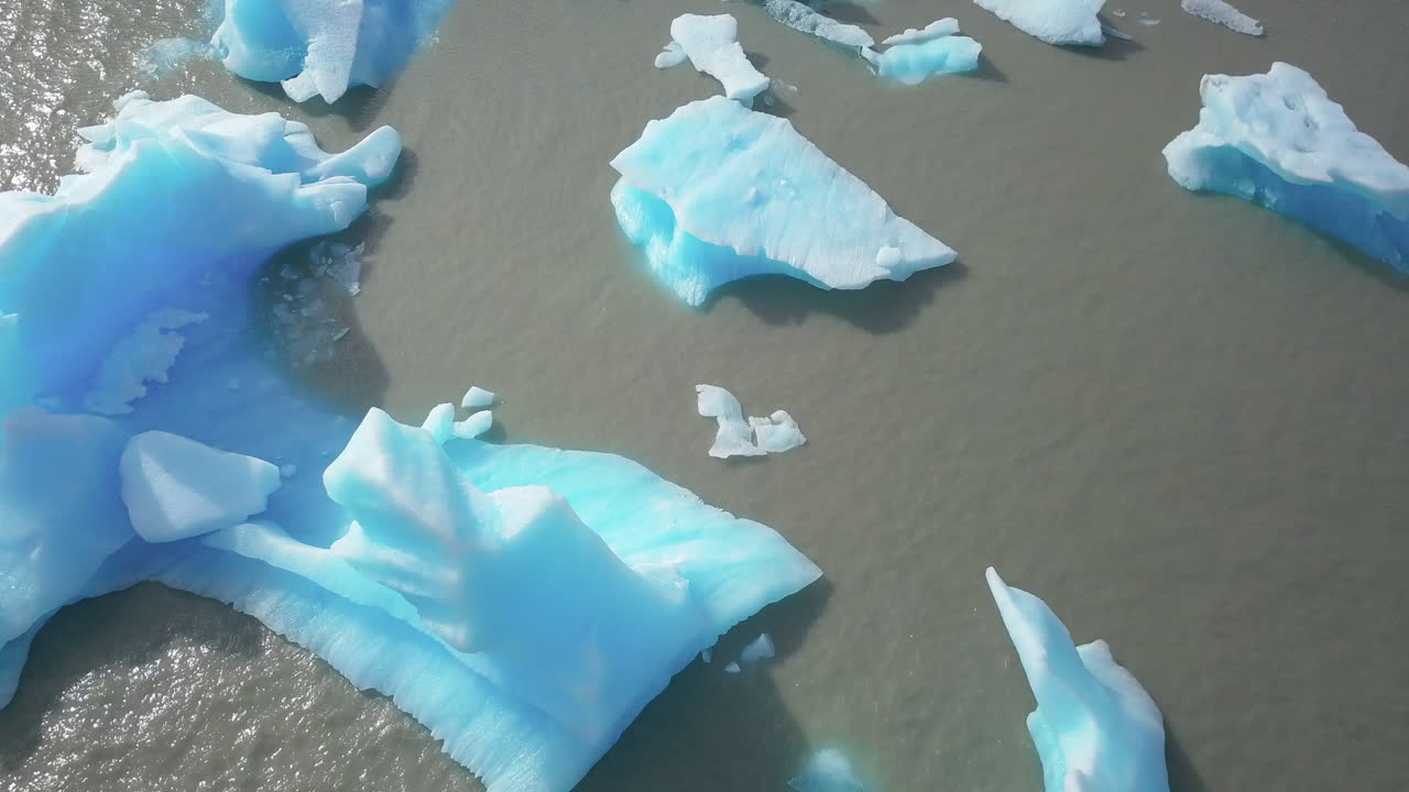 칠레의 파타고니아 야생의 호수에서 떠다니는 얼음을 향해 날아가는 공중 뷰