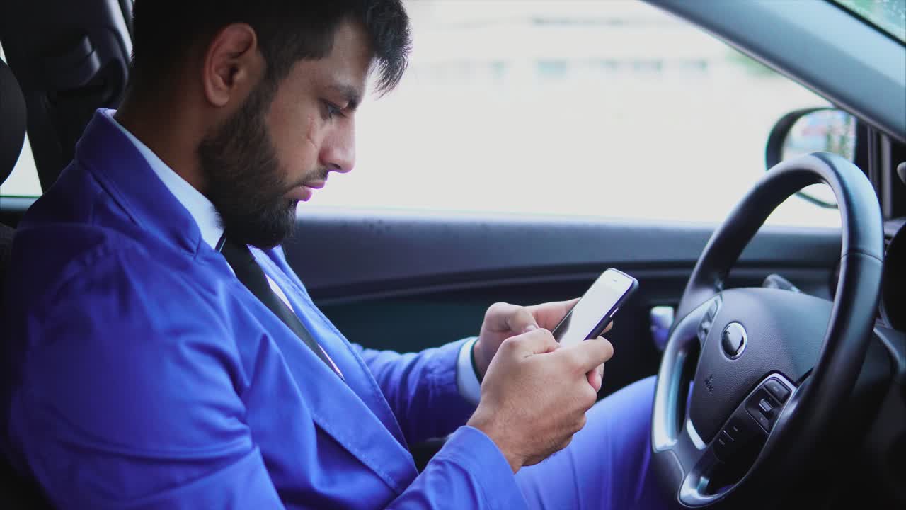 hombre de negocios usando el teléfono en el coche