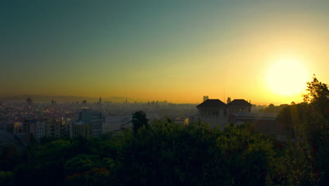 Timelapse-Del-Atardecer-De-Barcelona.-Vista-De-La-Ciudad-Desde-Montjuic.-Horizonte-De-Barcelona