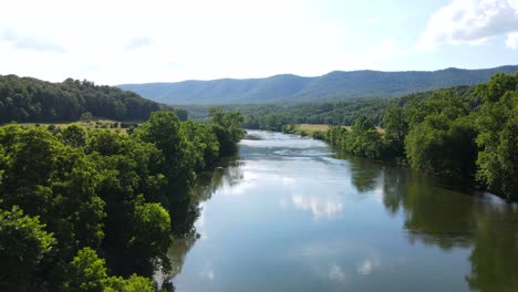 Excelente-Vista-Aérea-Subiendo-Por-El-Valle-Del-Río-Shenandoah-En-Virginia