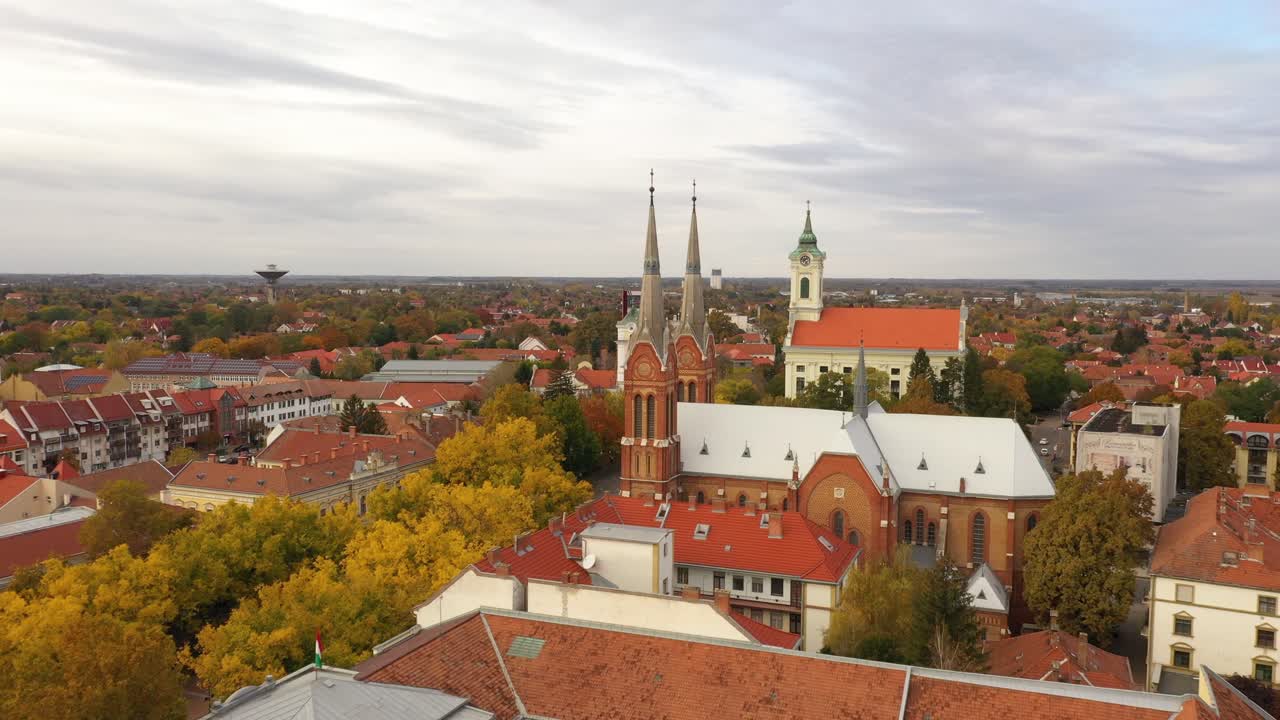 Riprese drone di una chiesa nella città di Bekescsaba in Ungheria. Il drone vola in avanti