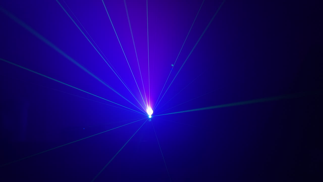 rayos coloridos de luces láser por la noche