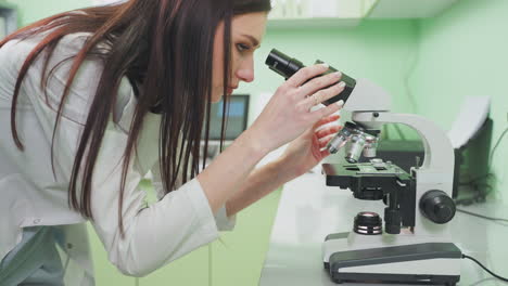 científico usando un microscopio en un laboratorio