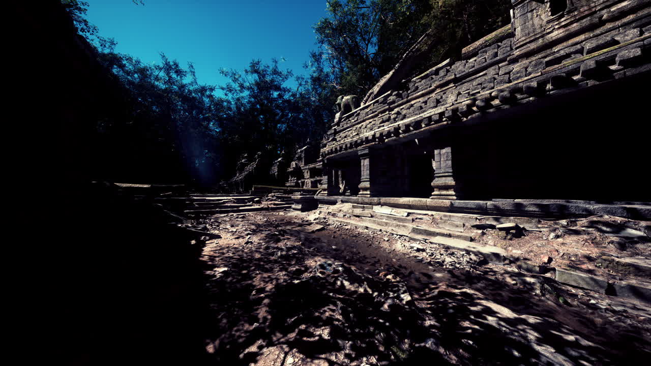 Rovine di un antico tempio in Cambogia circondate da una vegetazione lussureggiante e dalla luce del sole
