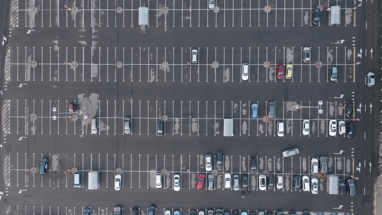항공: 검역 기간 동안 주차장에서 운전하는 자동차