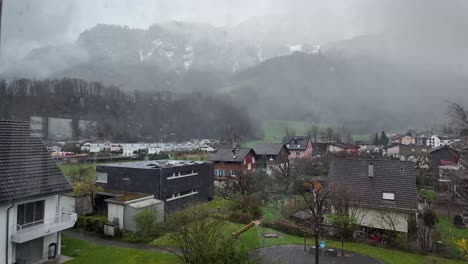 Belleza-Tranquila-E-Inmersiva-De-Un-Pueblo-De-Montaña-Con-Niebla-En-Un-Sereno-Día-Lluvioso