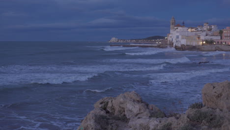 Mar-Tormentoso-En-La-Antigua-Ciudad-Costera-Durante-Las-Primeras-Horas-De-La-Mañana