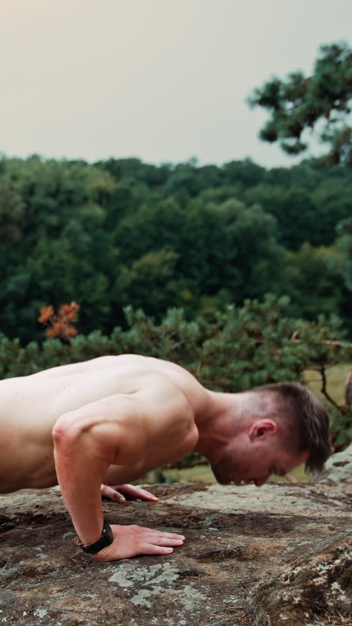 hombre haciendo flexiones al aire libre
