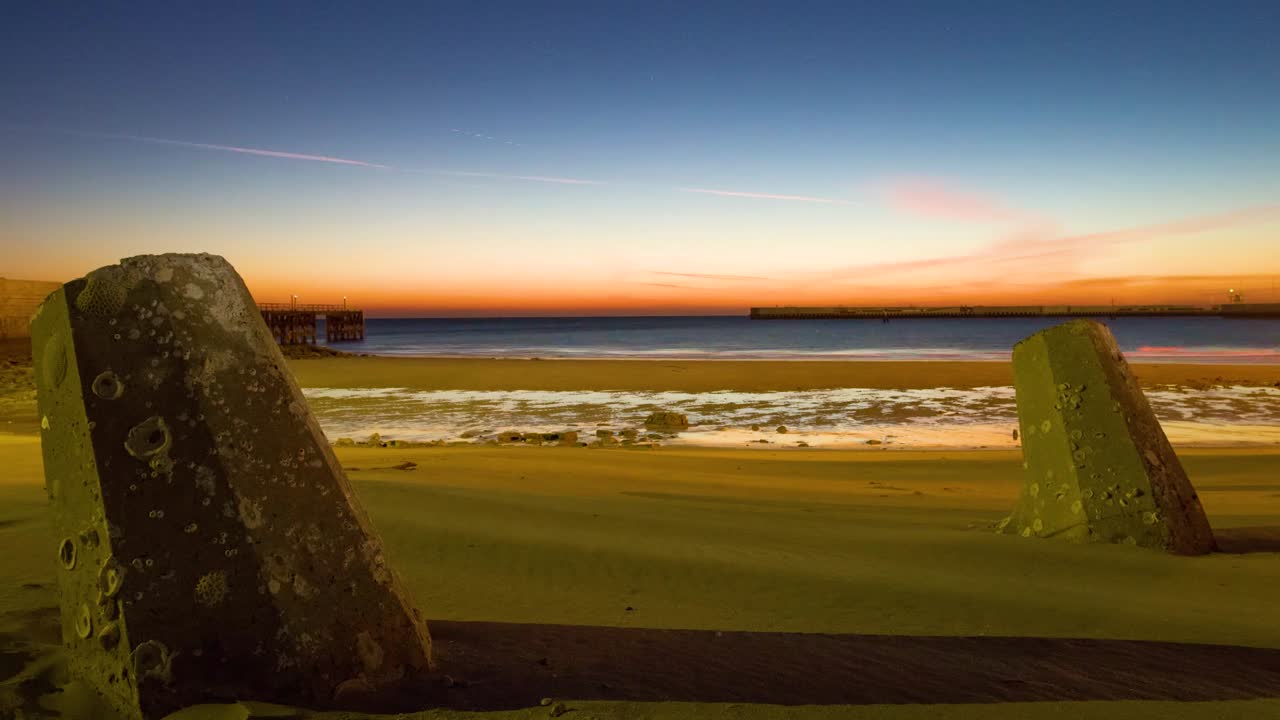 쿠웨이트의 해변 위로 일출의 저속 촬영