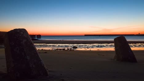 un lapso de tiempo de un amanecer sobre una playa en kuwait