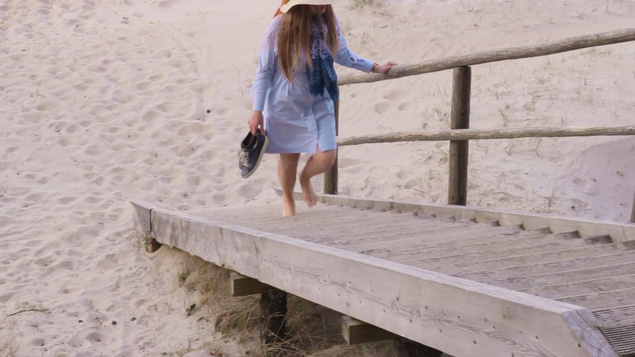 Passeggiata vivace e rilassata sulle scale in salita di una casa sulla spiaggia