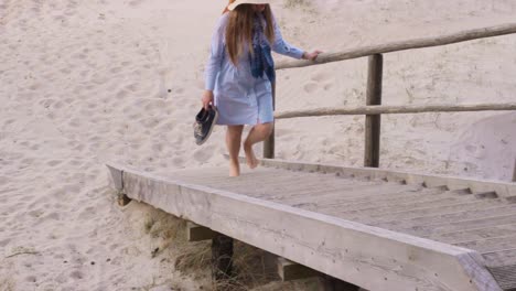 Gekühltes,-Zügiges-Gehen-Am-Strandhaus,-Bergauf,-Treppensteigen