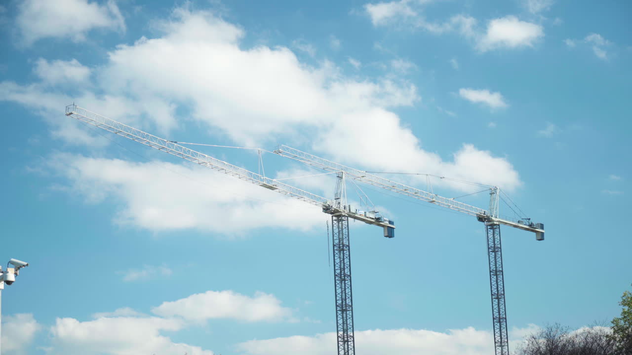 grúas de construcción contra un cielo azul
