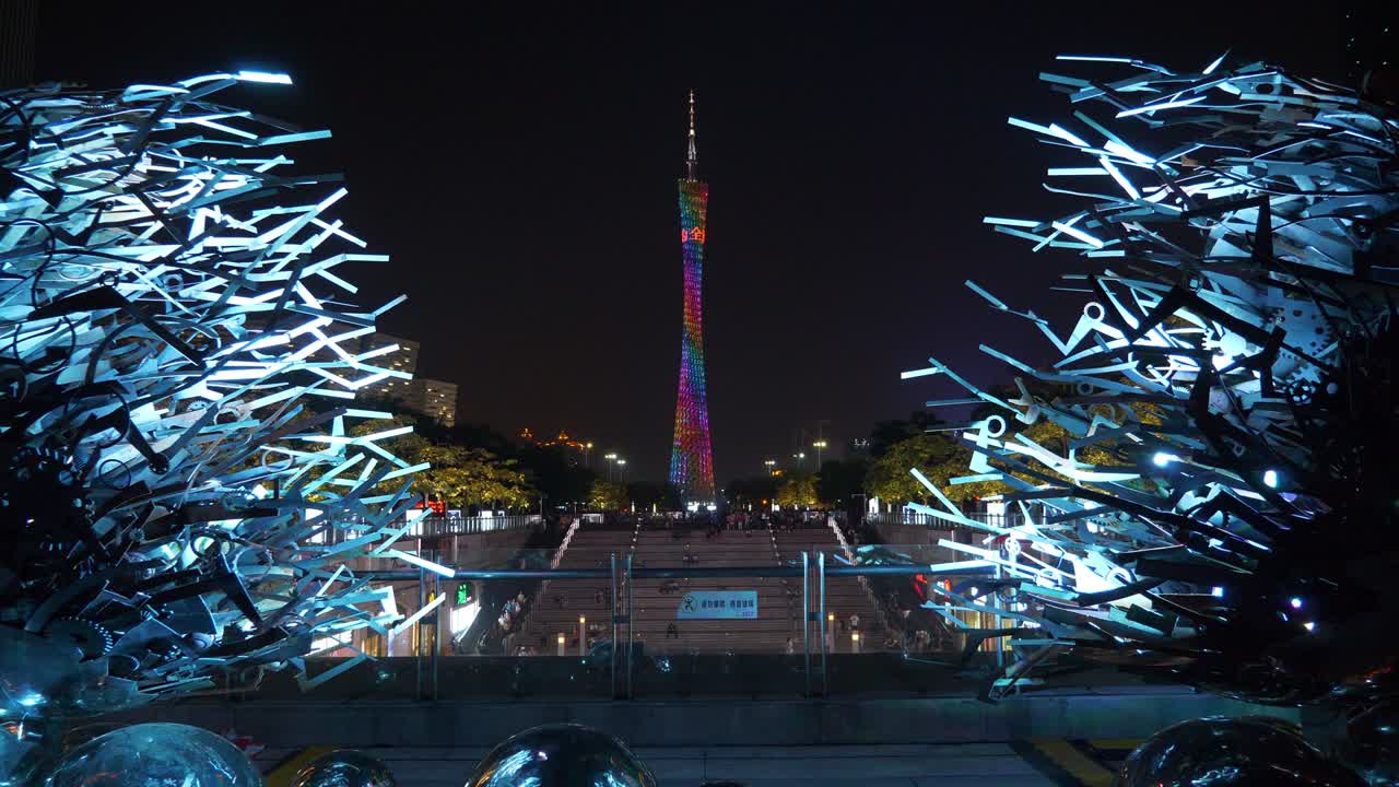 밤에는 광저우 시의 유명한 칸톤 타워가 비고, 광장 전체가 파노라마 4k로 가득 차 있다.