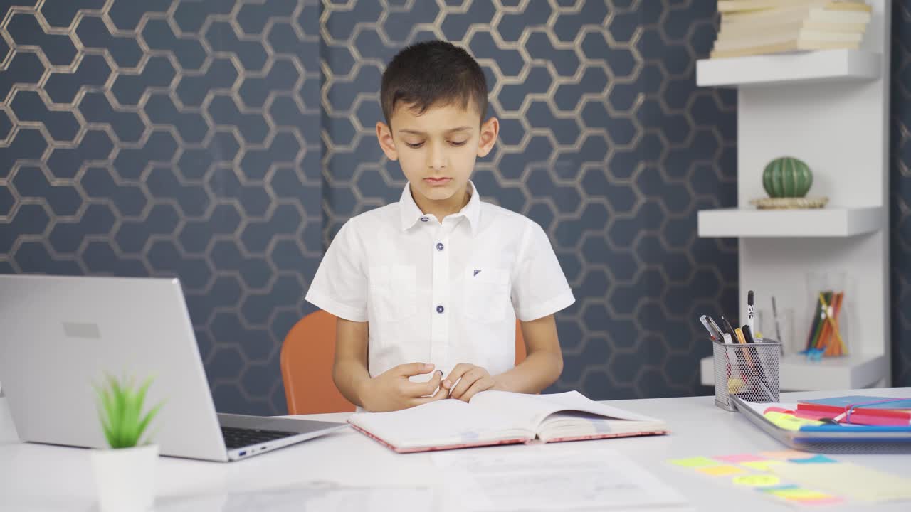 걱정하고 불안한 소년 소년