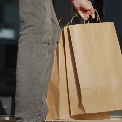 courier delivers food bags to the doorstep of the house